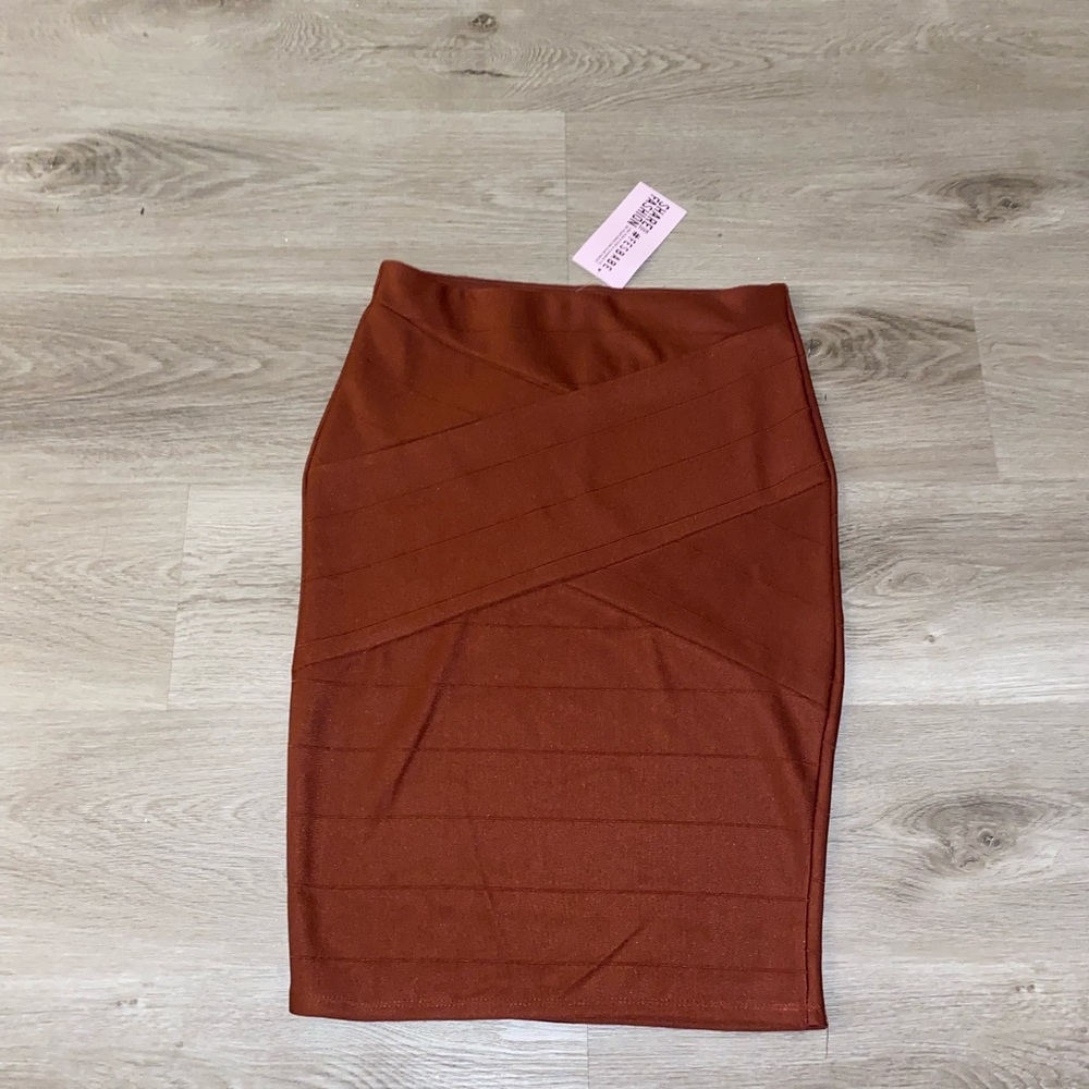 Fashion effect maroon skirt